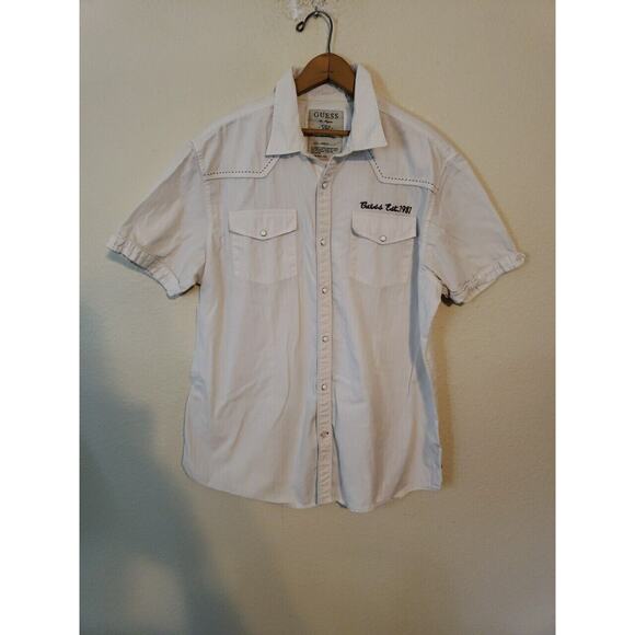 Men's Guess Logo White Shirt Short Sleeves Pockets Button Up Size XL pearl Snap - Picture 1 of 13